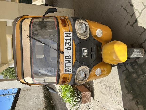 Piaggio 2017 Yellow - main view