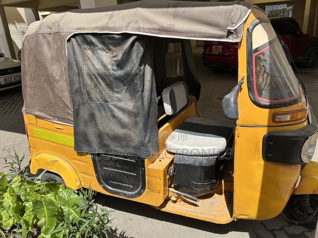 Piaggio 2017 Yellow - thumbnail 3