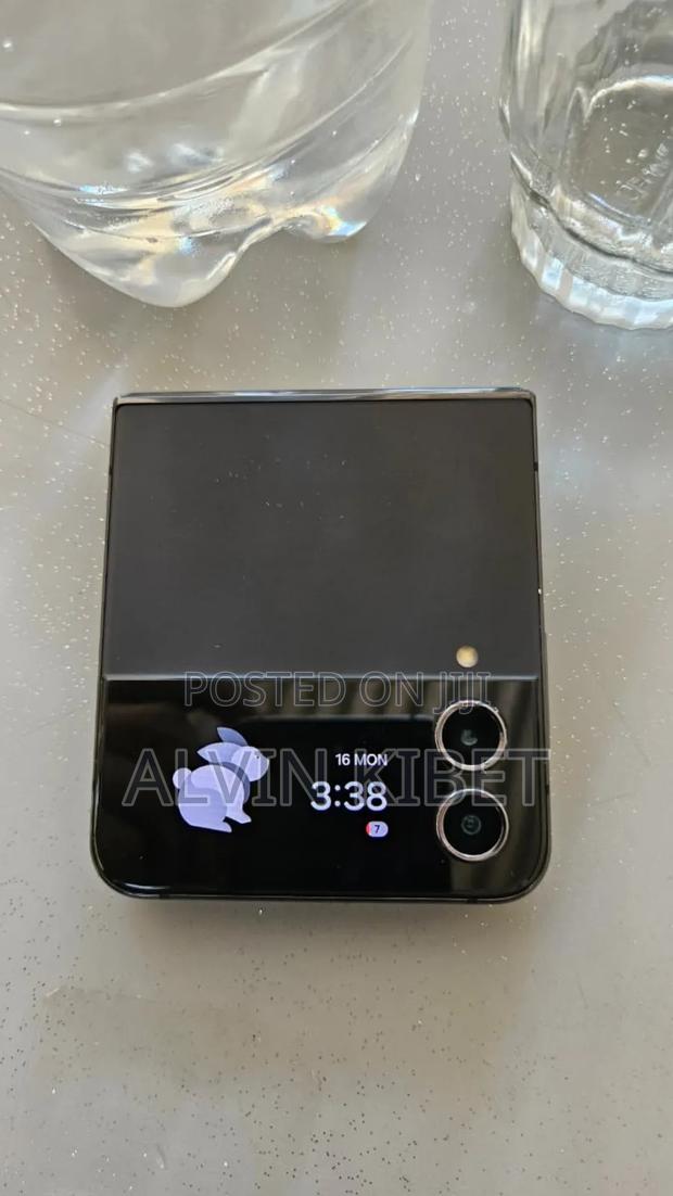 Samsung Galaxy Z Flip4 128 GB Black - thumbnail 2