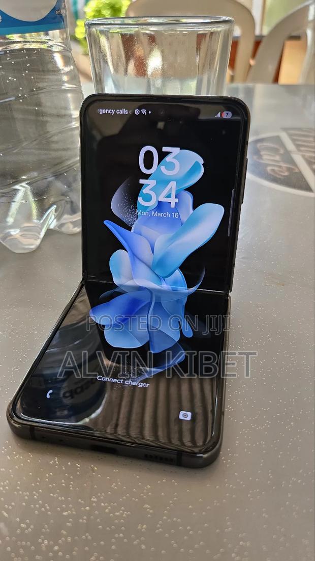 Samsung Galaxy Z Flip4 128 GB Black - thumbnail 3