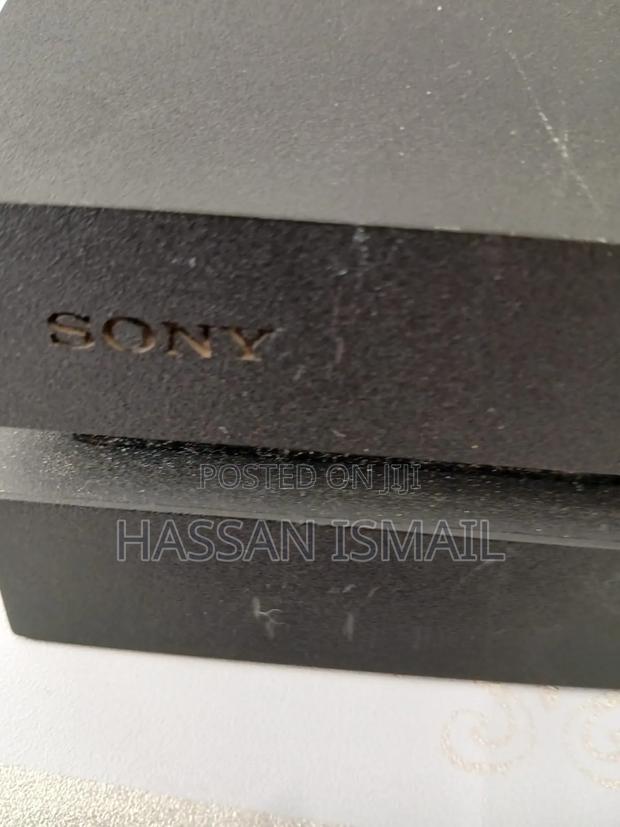 Ps4 Pro Mint Condition - thumbnail 4