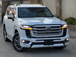 Toyota Land Cruiser LC300 2023 White