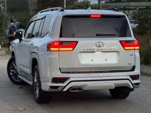 Toyota Land Cruiser LC300 2023 White