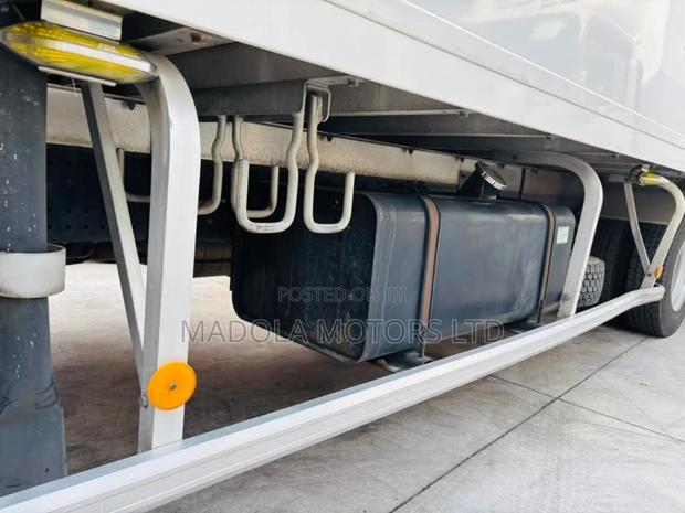 Isuzu Forward 20feet Truck - thumbnail 4