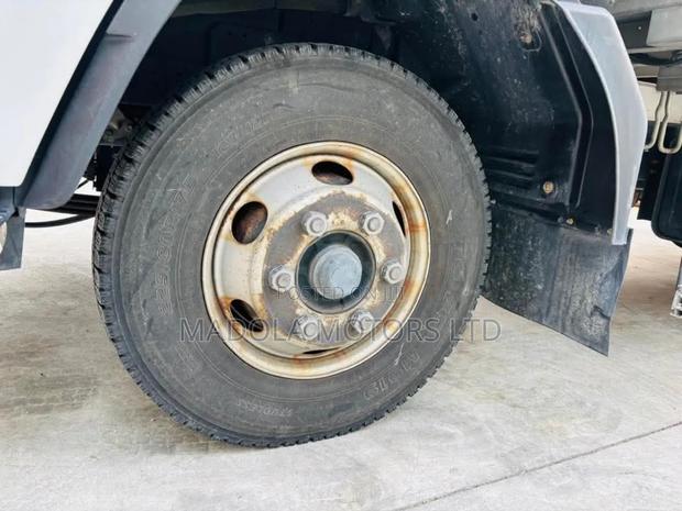 Isuzu Forward 20feet Truck - thumbnail 6