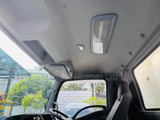 Isuzu Forward 20feet Truck - thumbnail 7