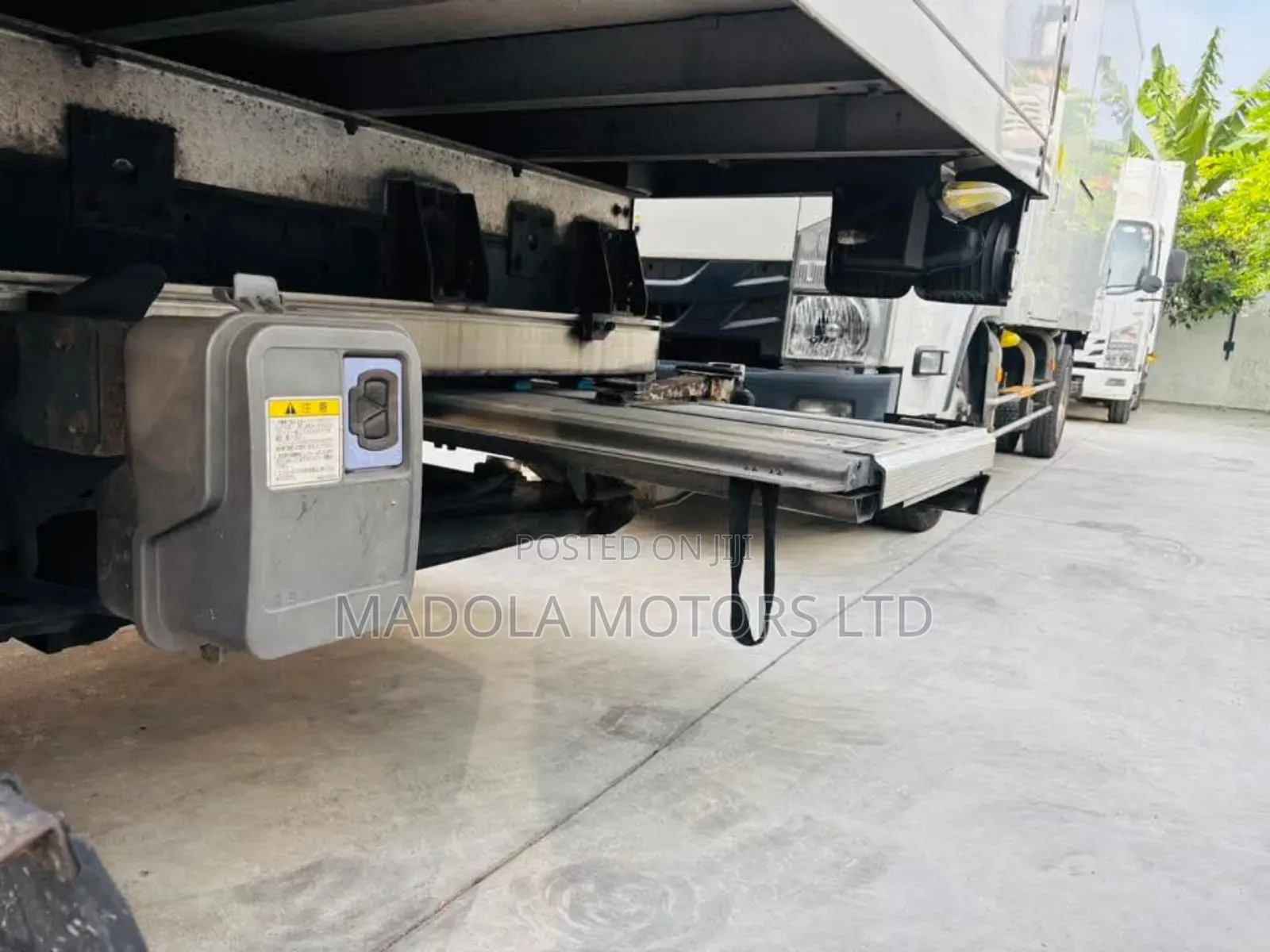Isuzu Forward 20feet Truck