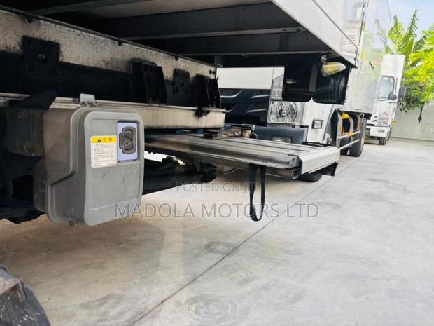 Isuzu Forward 20feet Truck - thumbnail 8