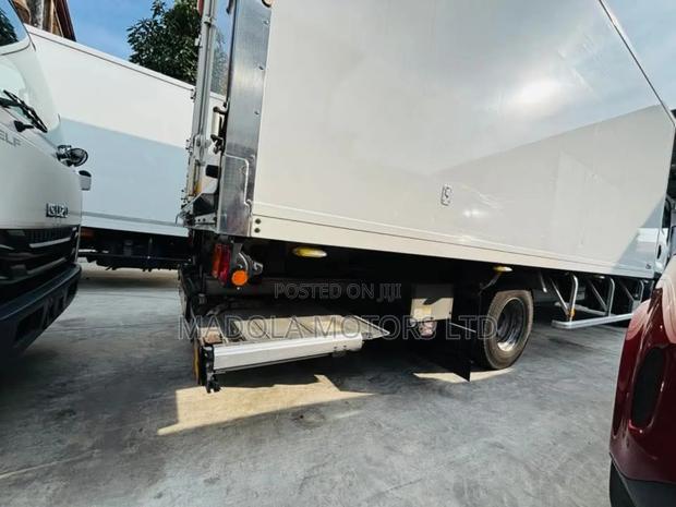 Isuzu Forward 20feet Truck - thumbnail 9