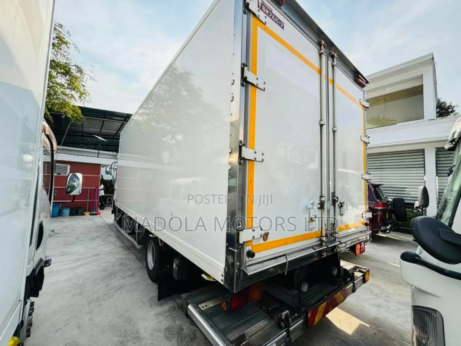 Isuzu Forward 20feet Truck