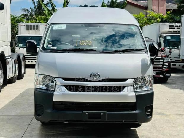 Toyota HiAce 2018 Silver - thumbnail 2