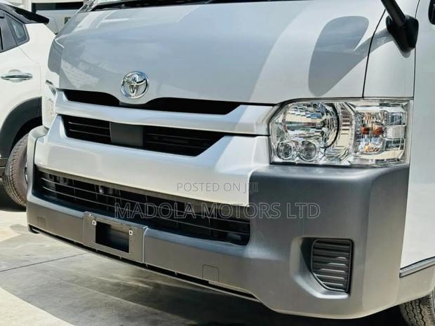 Toyota HiAce 2018 Silver - thumbnail 4