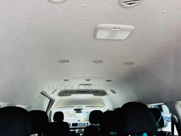 Toyota HiAce 2018 Silver - thumbnail 7