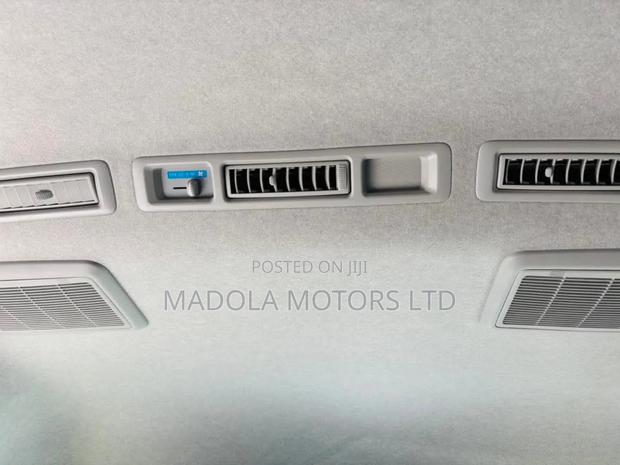 Toyota HiAce 2018 Silver - thumbnail 10
