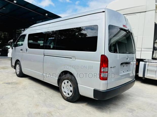 Toyota HiAce 2018 Silver - thumbnail 11