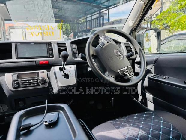 Toyota HiAce 2018 Silver - thumbnail 13