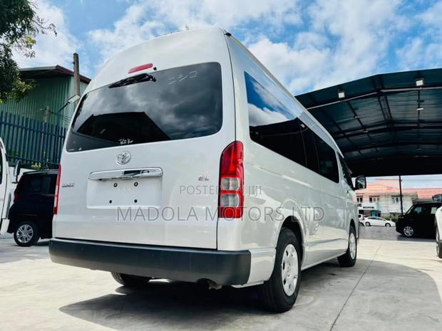 Toyota HiAce 2018 Silver - thumbnail 17