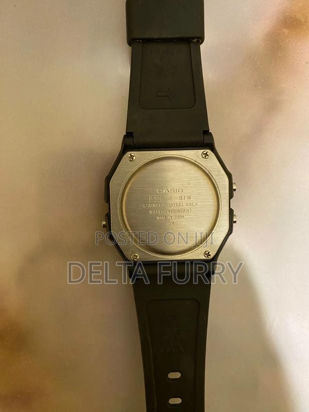 Casio F-91w - main view