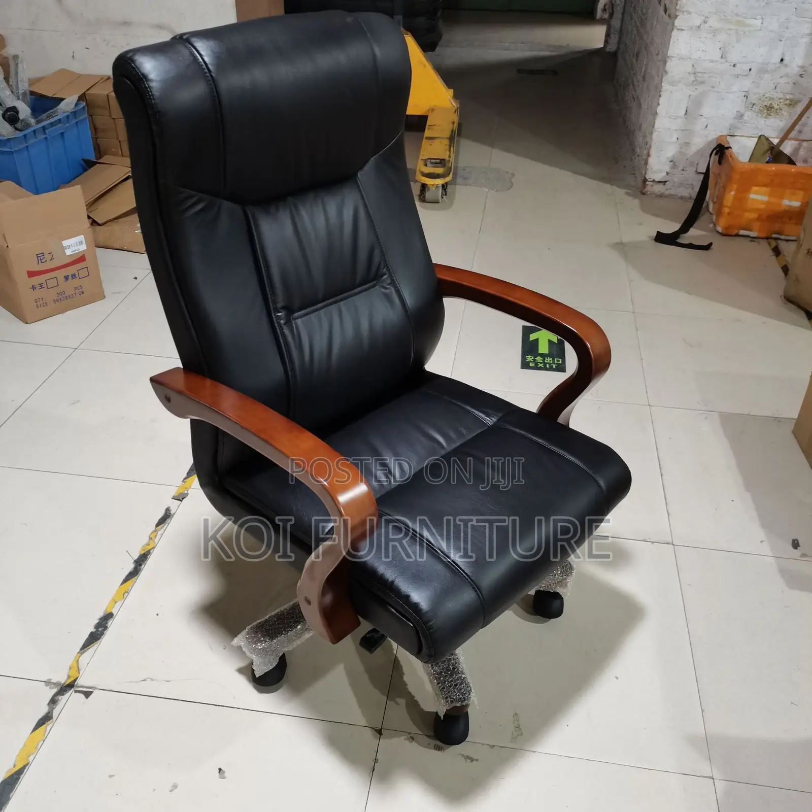 Office Chair : Executive High-Back Office Chair