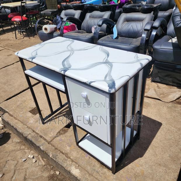 Manicure Table With Black Metal