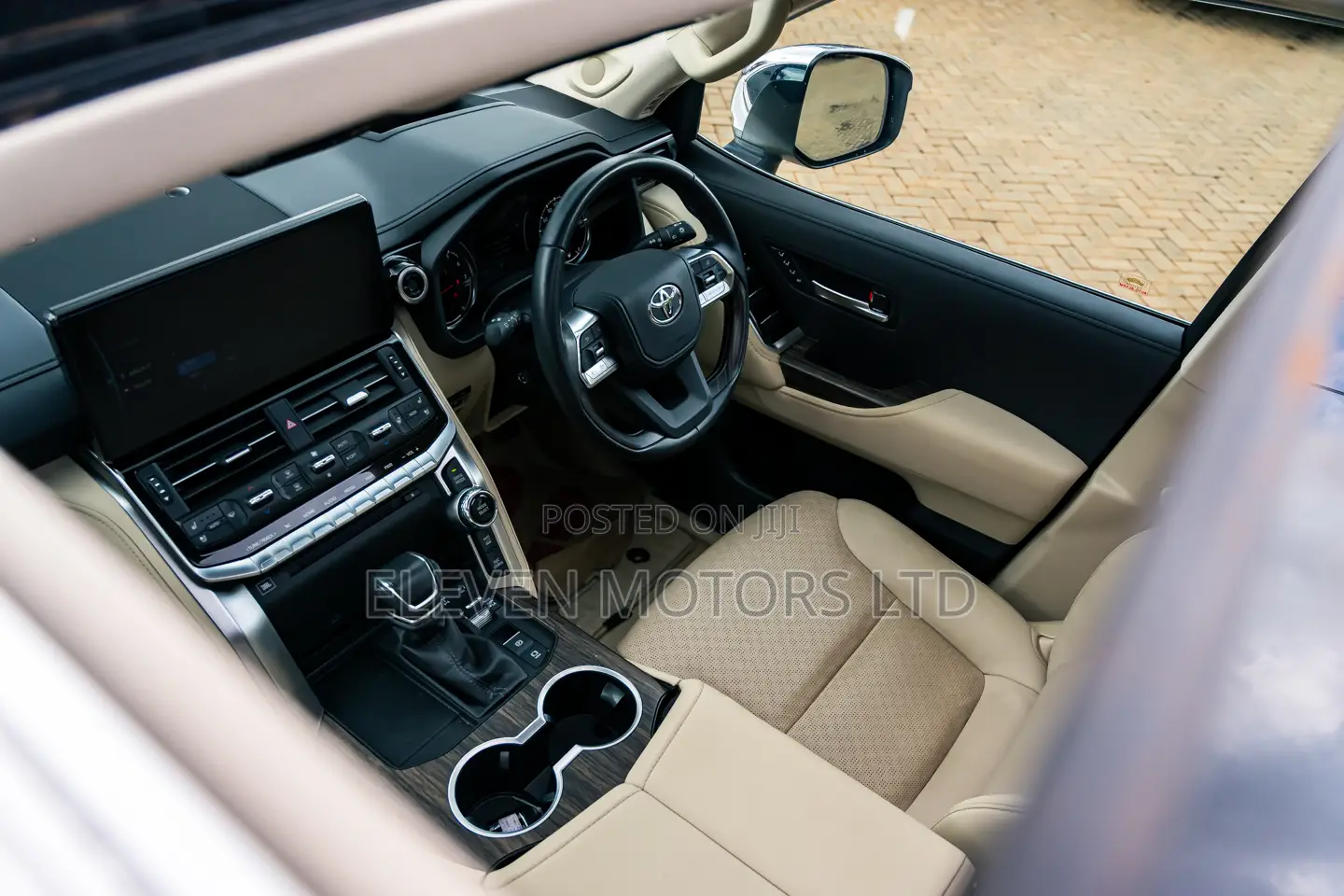 Toyota Land Cruiser LC300 2023 White