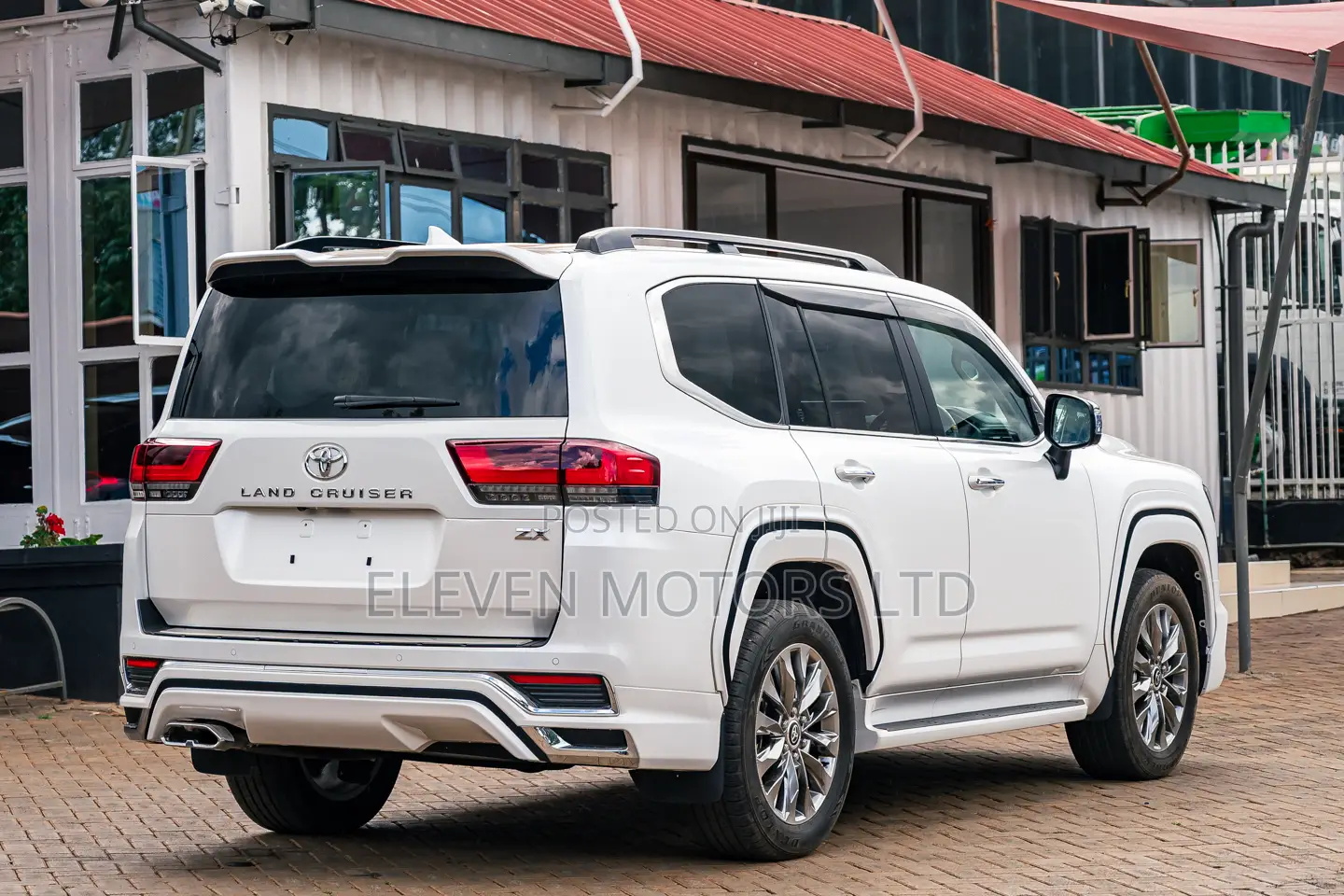 Toyota Land Cruiser LC300 2023 White