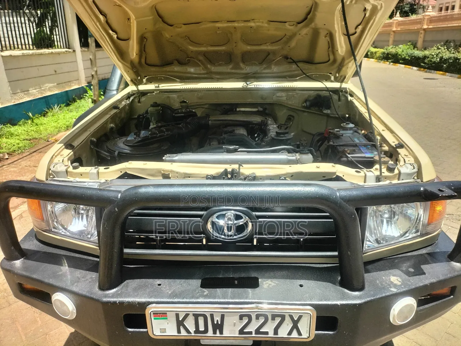 Toyota Land Cruiser 2013 Yellow