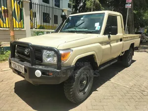 Toyota Land Cruiser 2013 Yellow