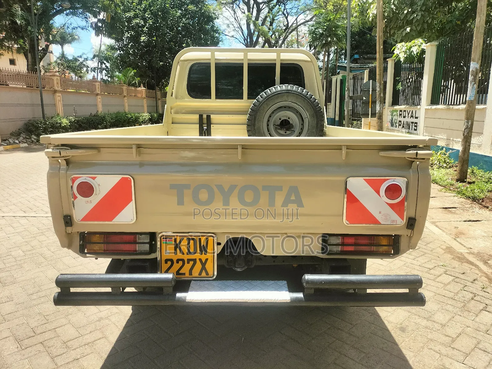 Toyota Land Cruiser 2013 Yellow
