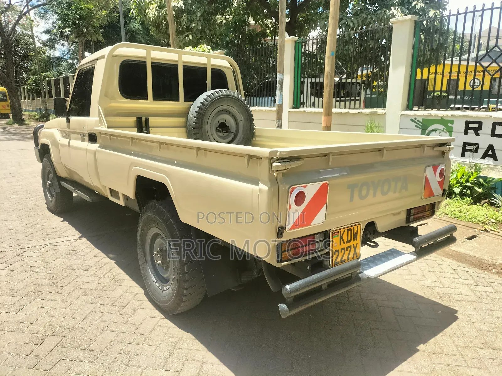 Toyota Land Cruiser 2013 Yellow