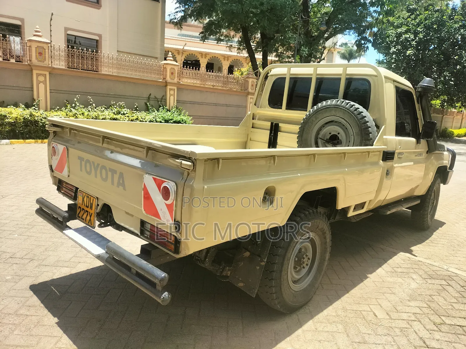 Toyota Land Cruiser 2013 Yellow