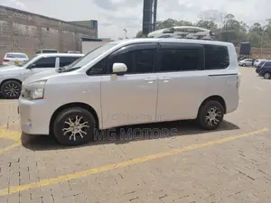 Toyota Voxy 2013 Silver