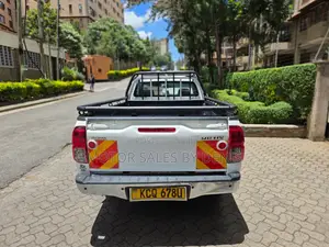 Toyota Hilux 2011 White