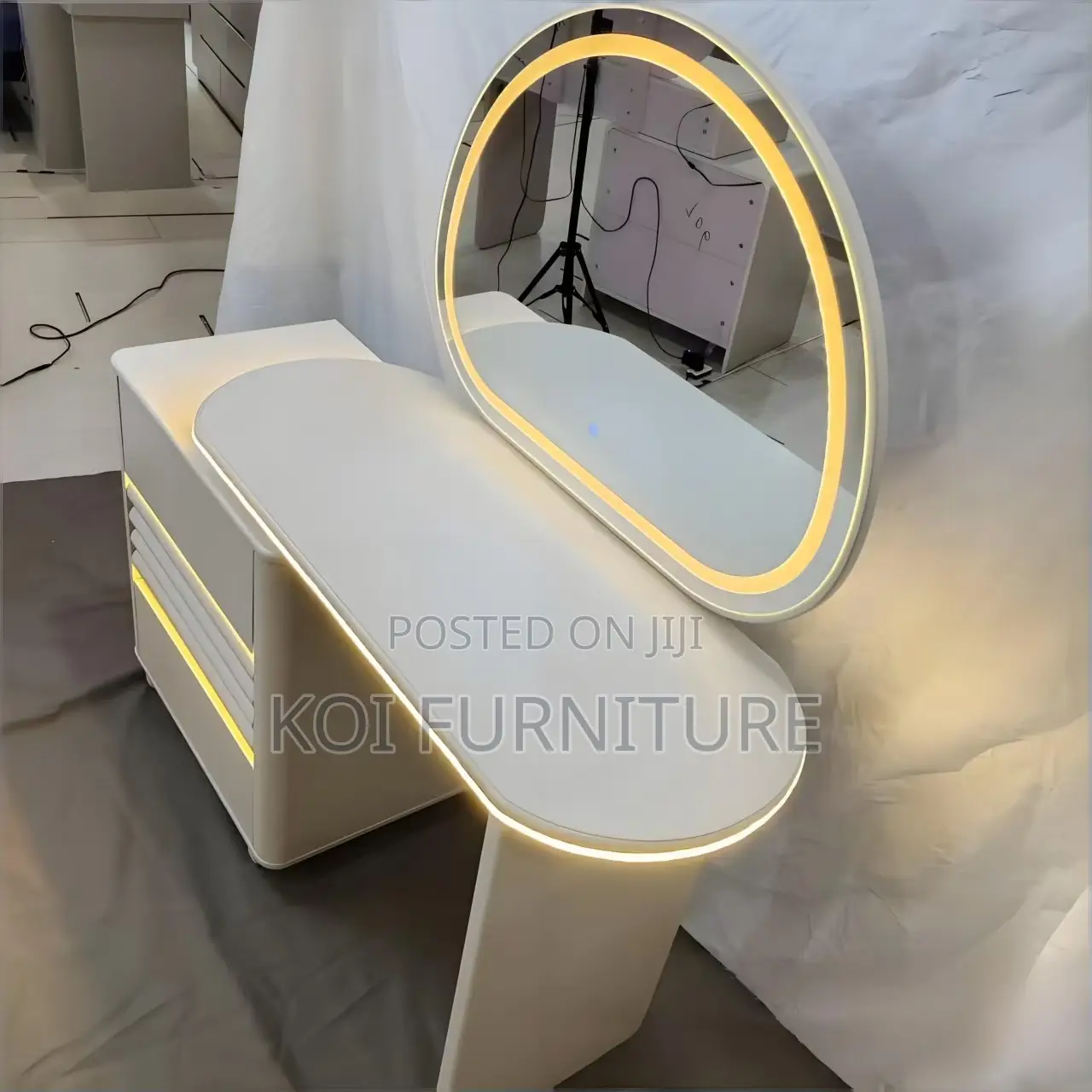 Dressers; Modern Elegant Bedroom Spacious Vanity Set