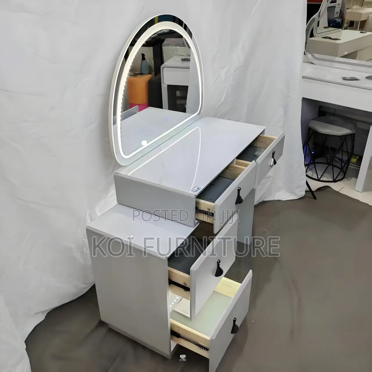 Dressers; Modern Elegant Bedroom Spacious Vanity Set