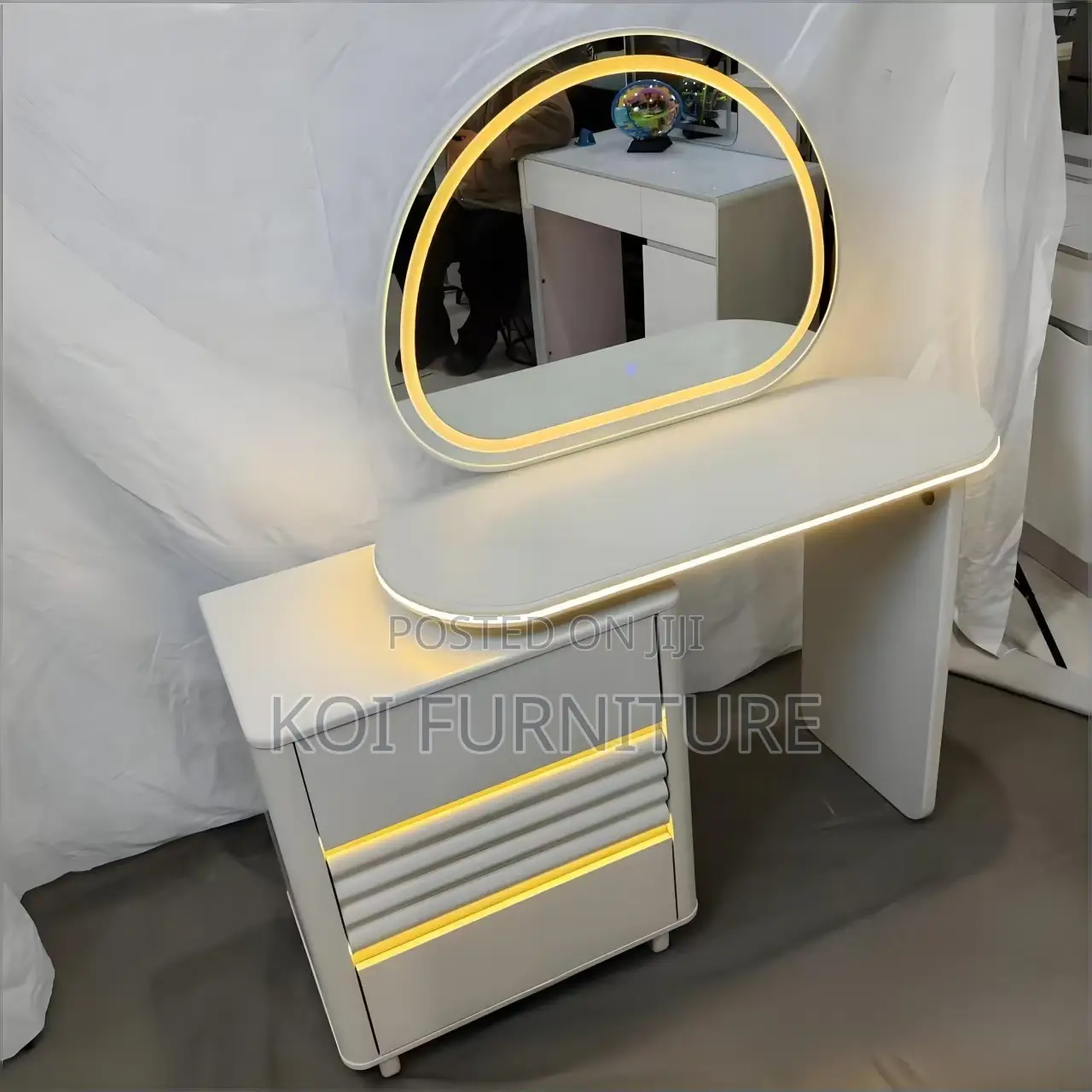 Dressers; Modern Elegant Bedroom Spacious Vanity Set