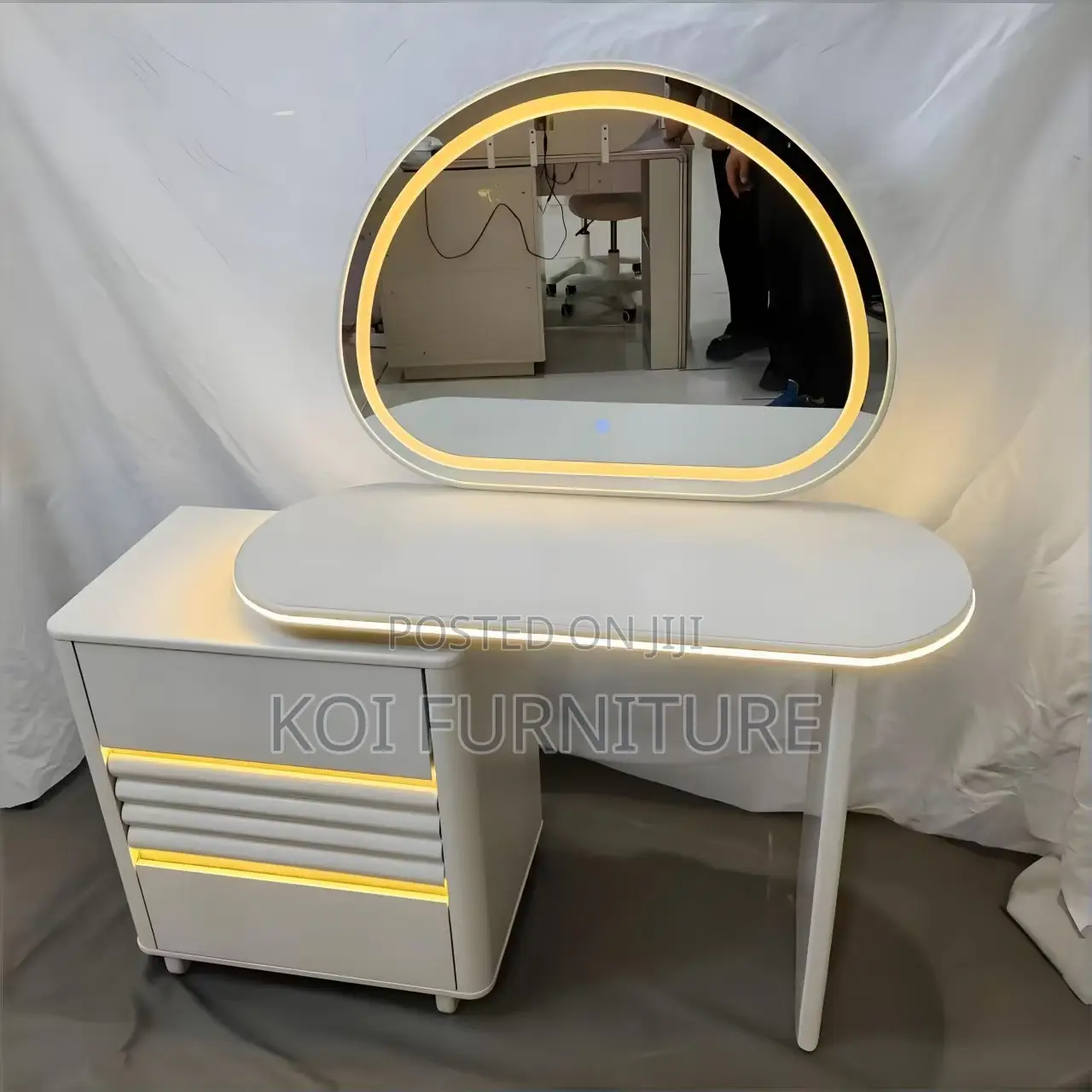 Dressers; Modern Elegant Bedroom Spacious Vanity Set