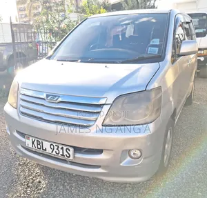 Toyota Noah 2004 Silver