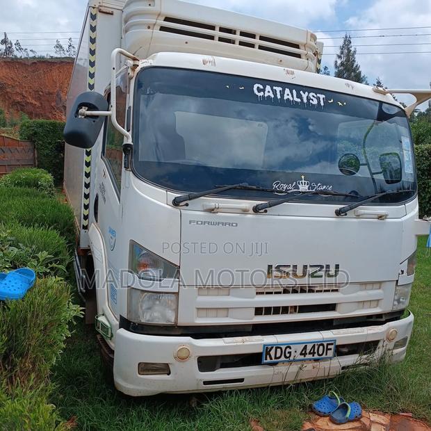 Isuzu Forward 30feet