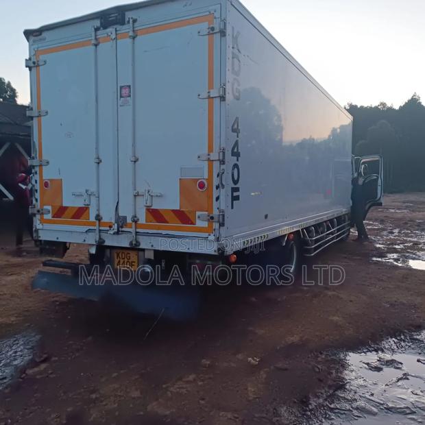 Isuzu Forward 30feet - thumbnail 2