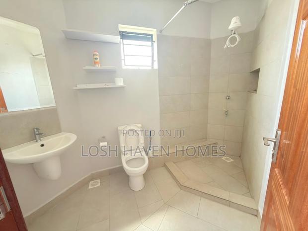 Modern 2 Bedroom Airbnb Roysambu TRM Secure Parking,Wifi - thumbnail 7