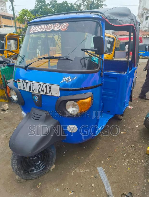Piaggio Scooter 2024 Blue - main view