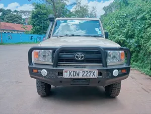 Toyota Land Cruiser 2013 Yellow