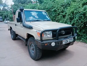 Toyota Land Cruiser 2013 Yellow