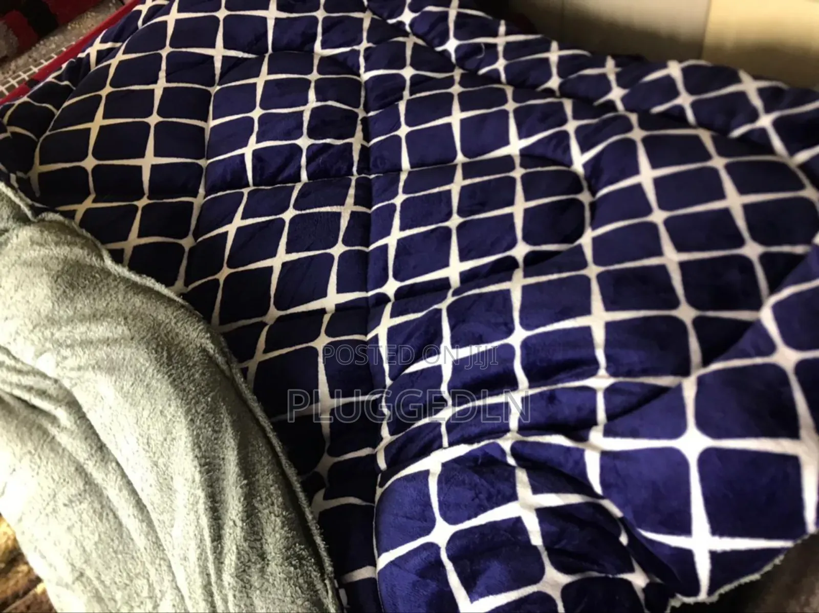 Single Woolen Duvet (5×6) – Neat Condition
