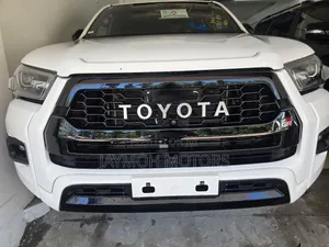Toyota Hilux 2023 White