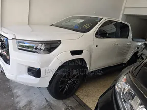 Toyota Hilux 2023 White