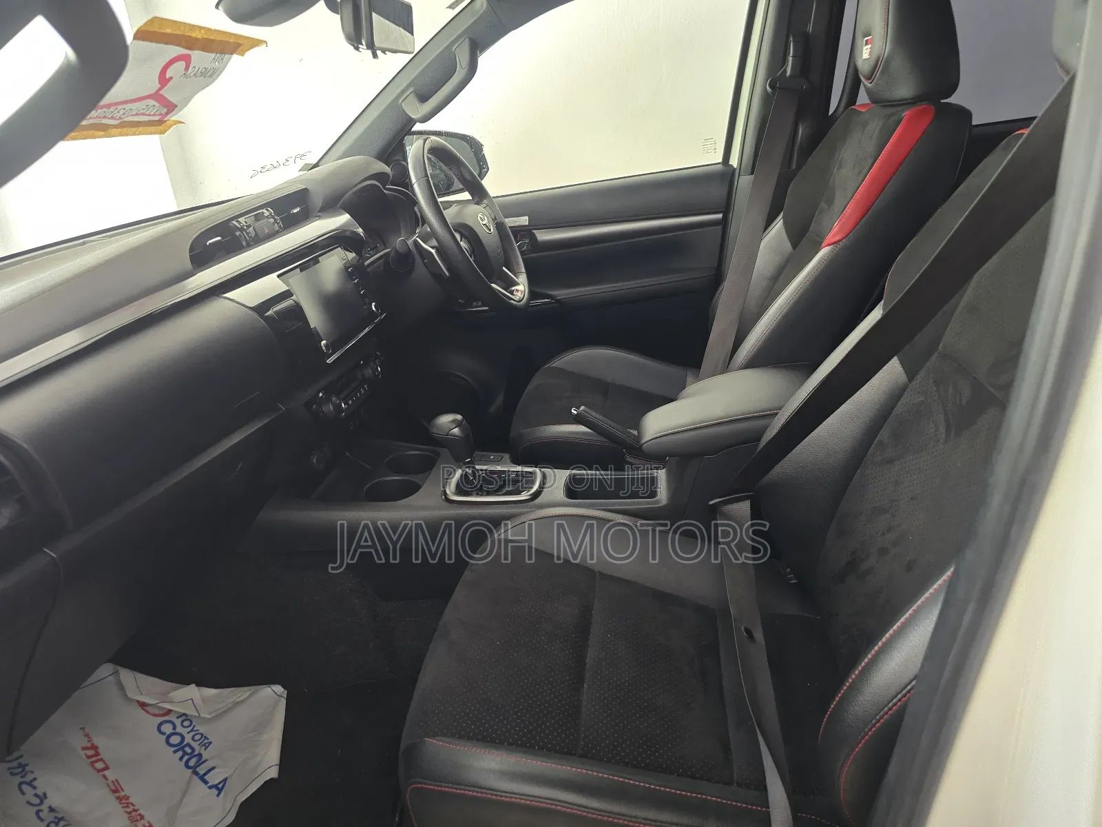 Toyota Hilux 2023 White