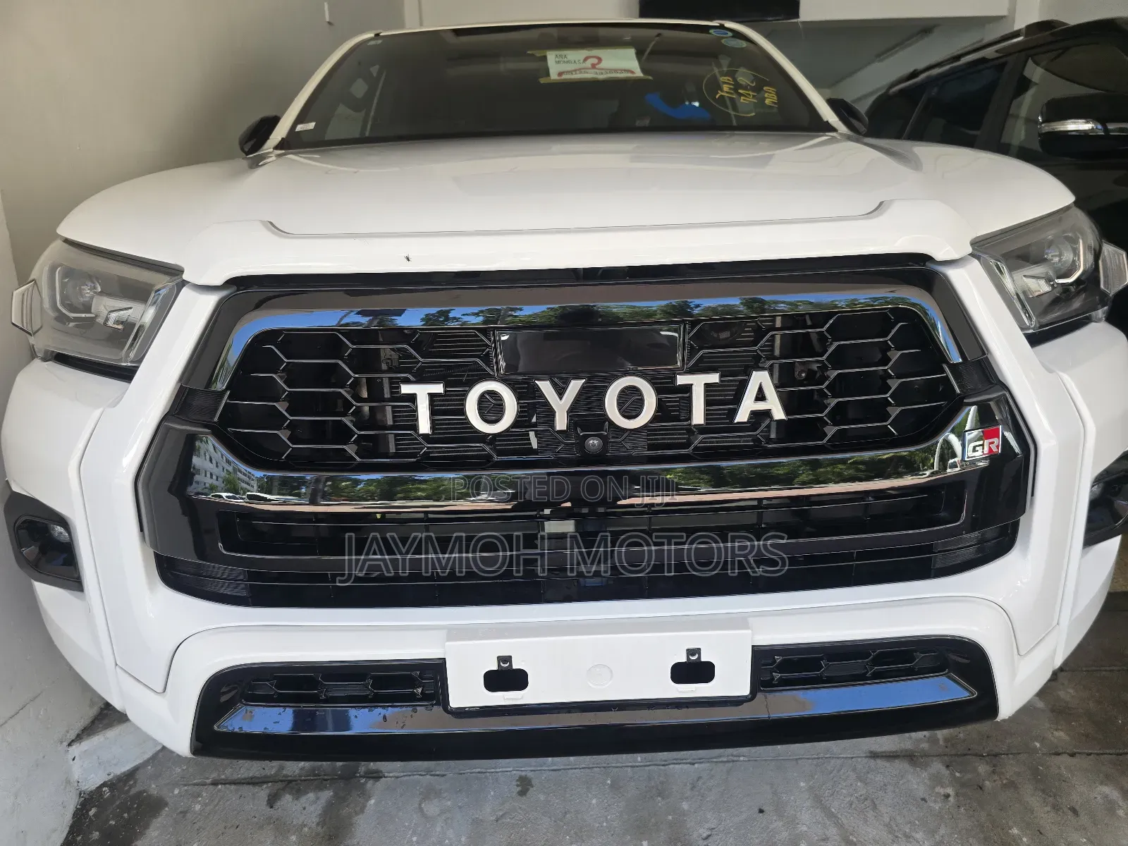 Toyota Hilux 2023 White