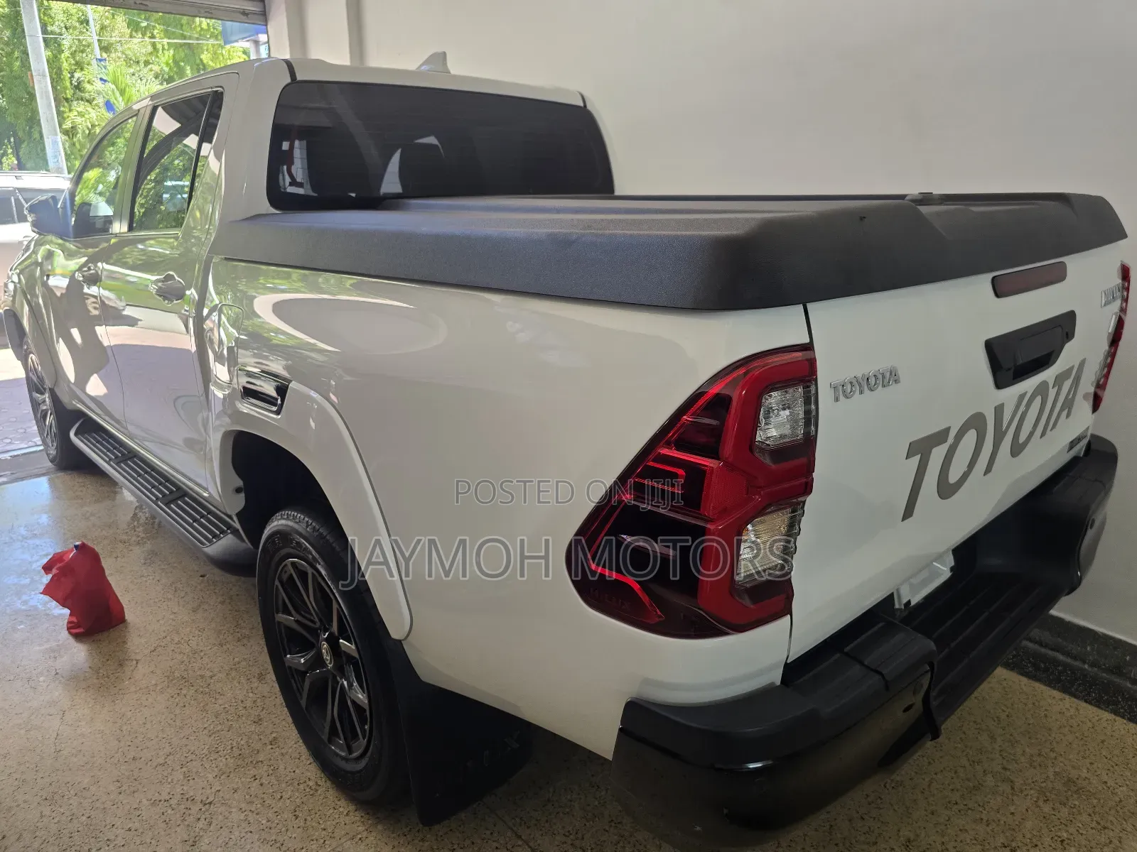 Toyota Hilux 2023 White